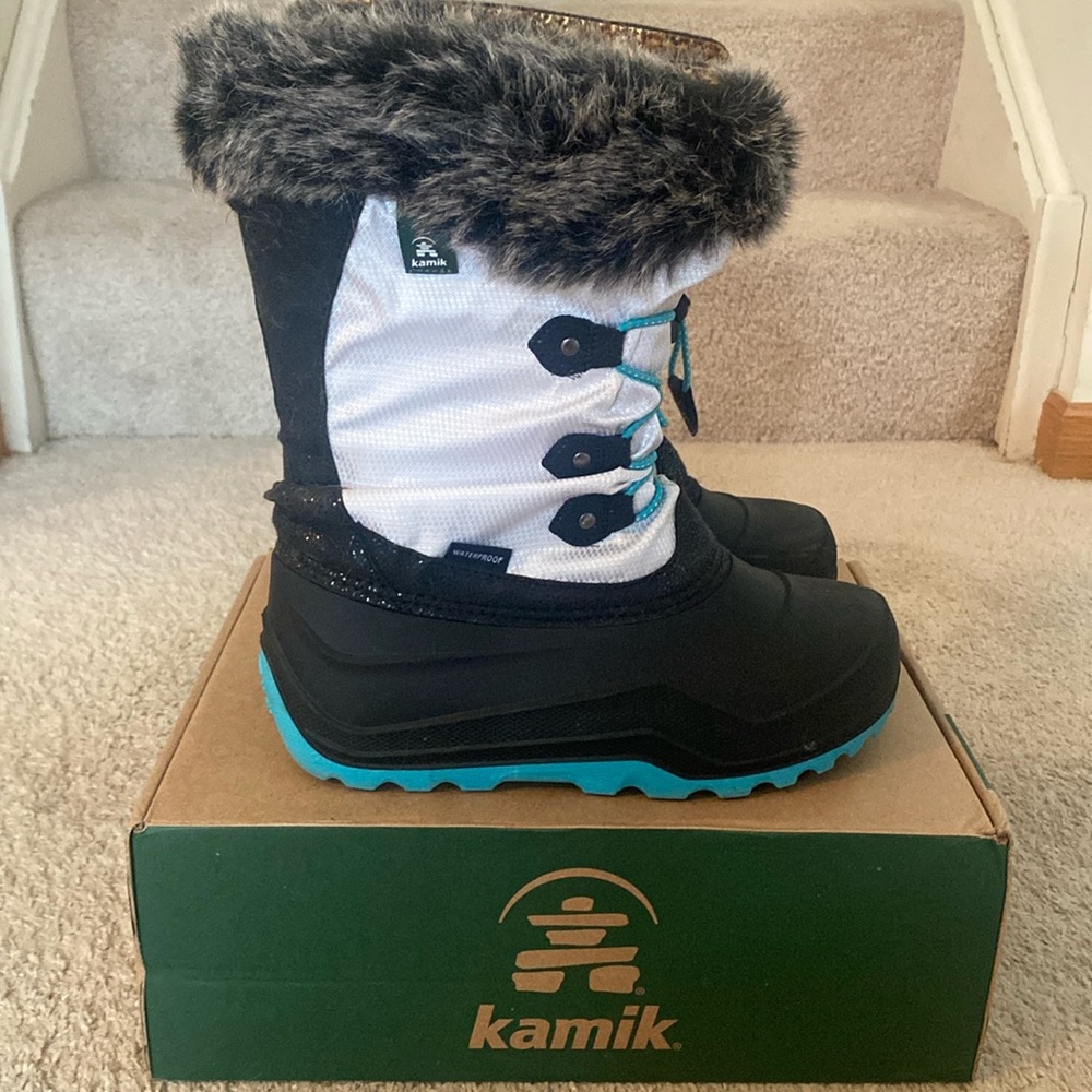 Girls youth size 5 Kamik snow boots.